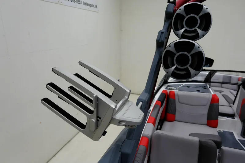 Slide: The Image of Malibu M220 2021 - 21