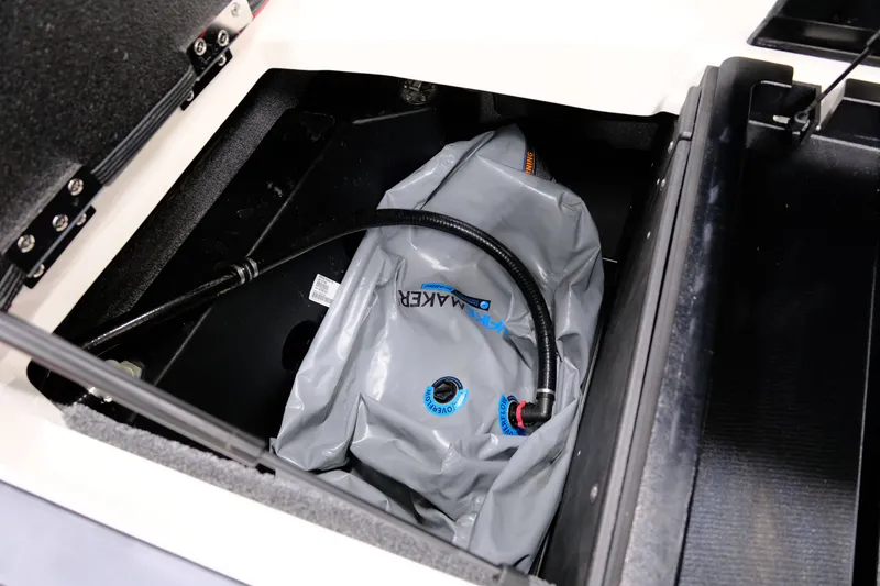 Slide: The Image of Malibu M220 2021 - 23