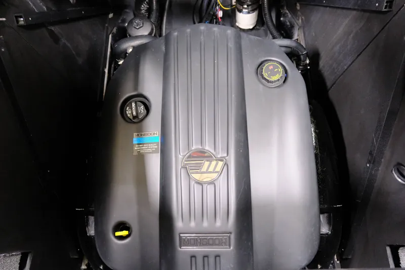 Slide: The Image of Malibu M220 2021 - 24