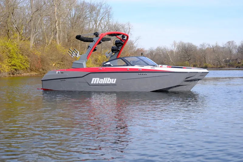 Slide: The Image of Malibu M220 2021 - 25