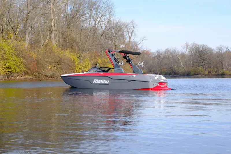 Slide: The Image of Malibu M220 2021 - 29