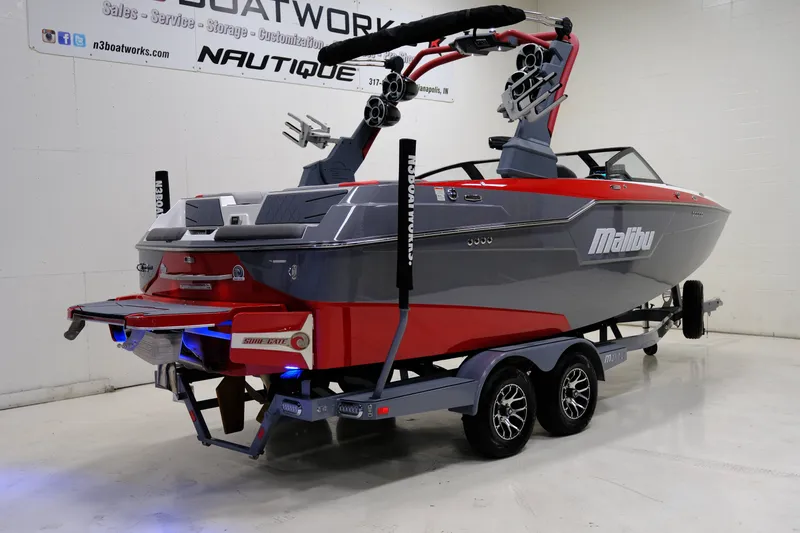 Slide: The Image of Malibu M220 2021 - 3