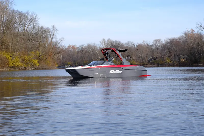 Slide: The Image of Malibu M220 2021 - 30