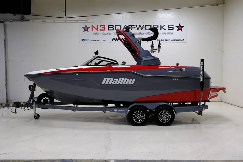 Slide: The Image of Malibu M220 2021 - 4