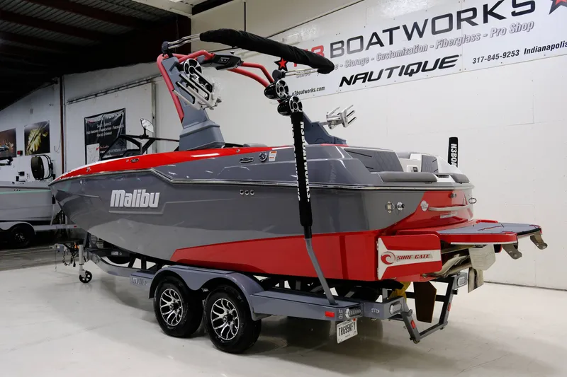 Slide: The Image of Malibu M220 2021 - 6