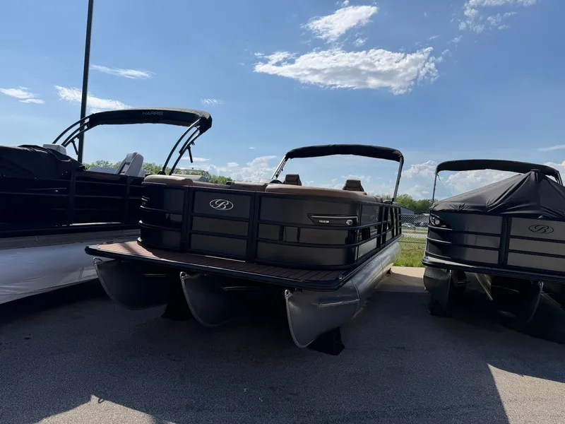 The Image of 2026 Bentley Pontoons ELITE 253 ADMIRAL Tri Toon on display. - 1