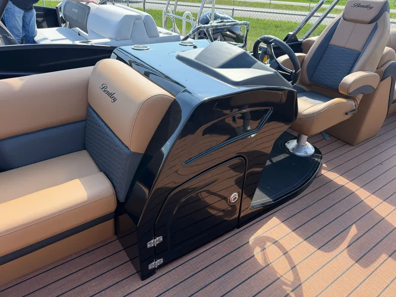 Slide: The Image of Interior of 2026 Bentley Pontoons ELITE 253 ADMIRAL with luxurious seating. - 6