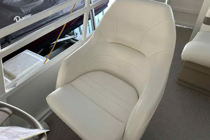 Slide: The Image of Cream leather seat on a 2011 Bentley Pontoons 240/243 Cruise boat. - 5