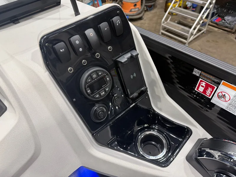 Slide: The Image of Princecraft Vectra 115HP 23 RL SS Swingback Pontoon & Mercury 4-Stroke EFI 2026 - 14