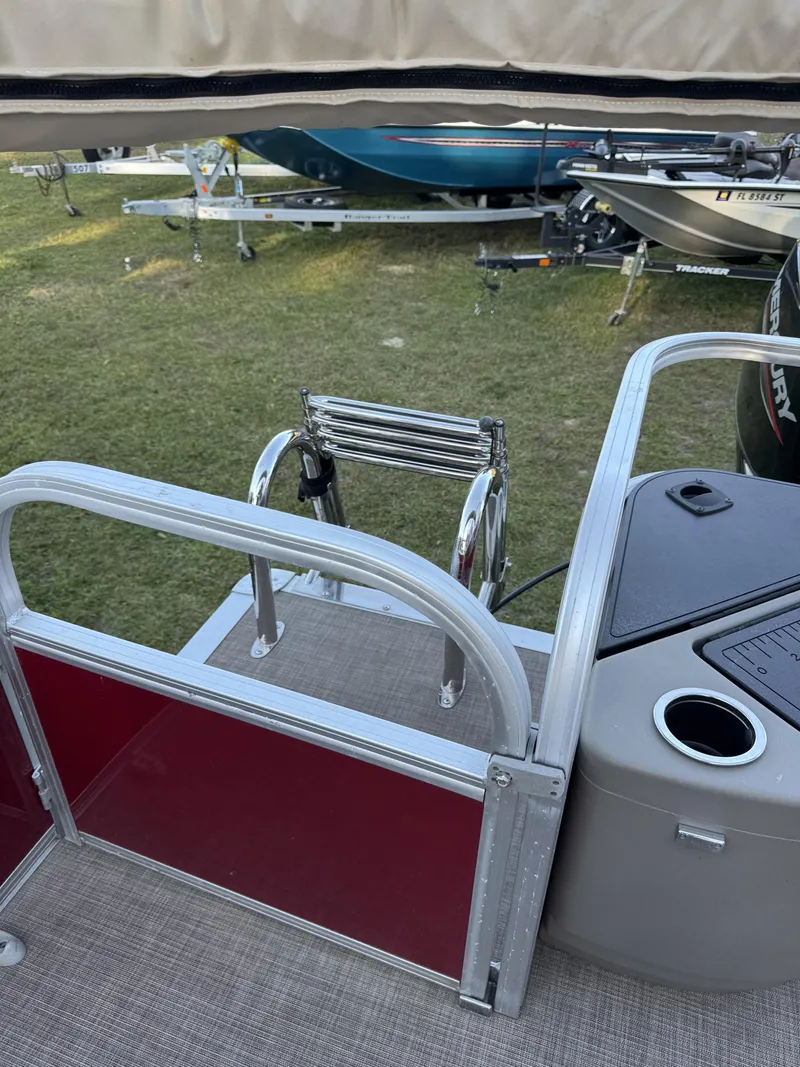 Slide: The Image of Sun Tracker 18 dlx 2024 - 10