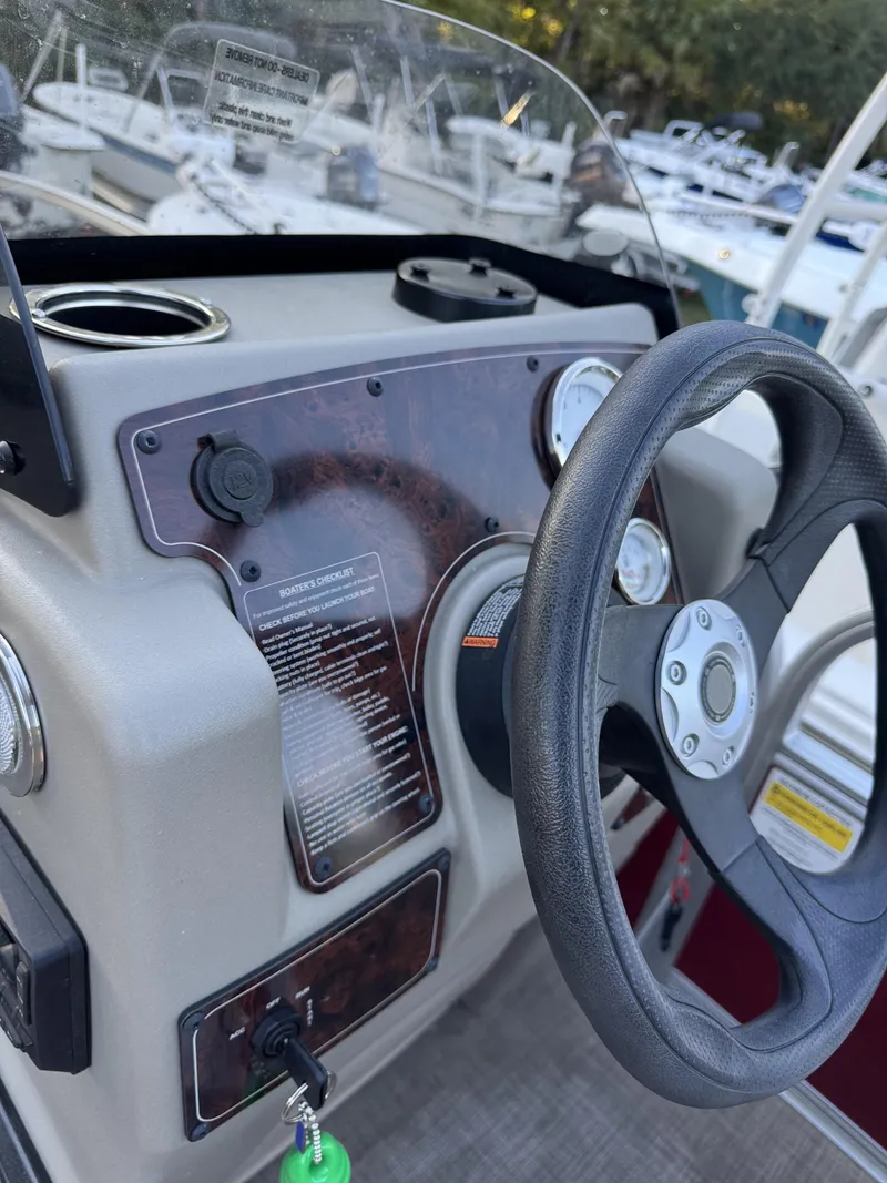 Slide: The Image of Sun Tracker 18 dlx 2024 - 11