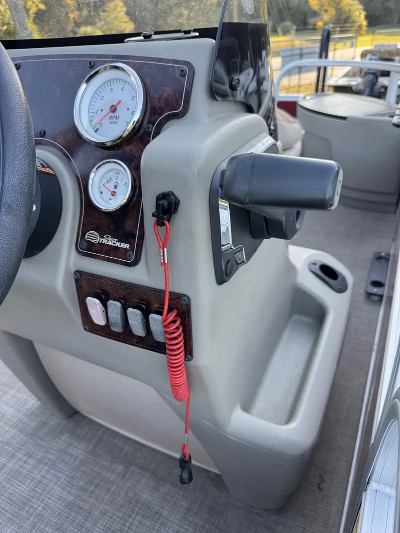 Slide: The Image of Sun Tracker 18 dlx 2024 - 12