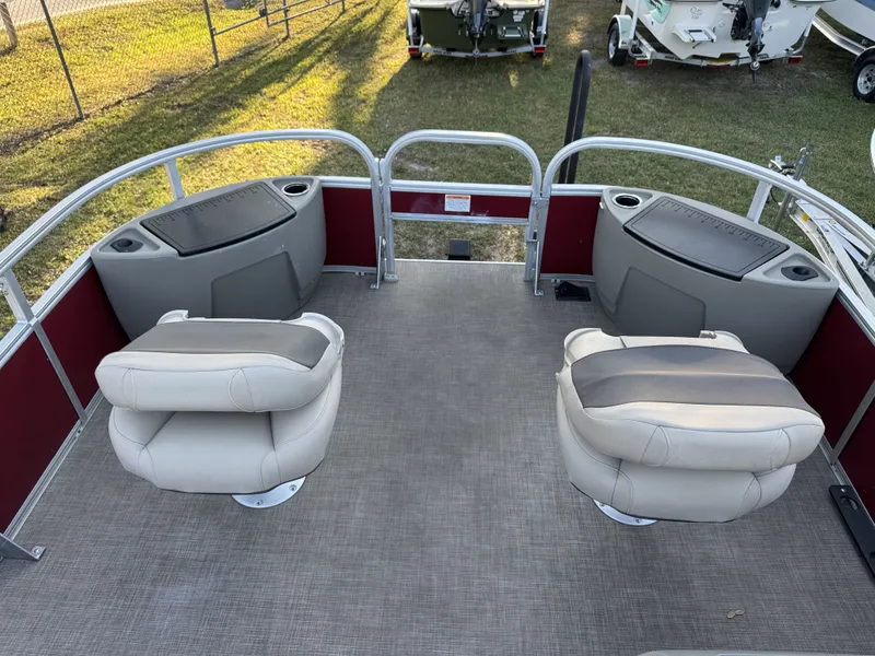 Slide: The Image of Sun Tracker 18 dlx 2024 - 13