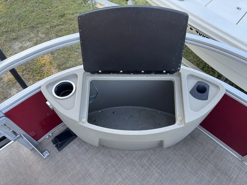 Slide: The Image of Sun Tracker 18 dlx 2024 - 14