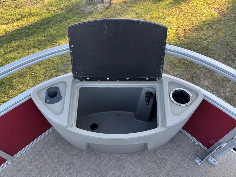 Slide: The Image of Sun Tracker 18 dlx 2024 - 15