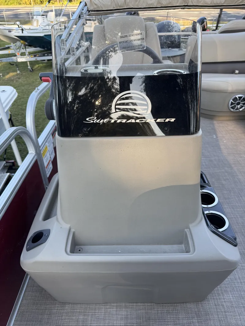 Slide: The Image of Sun Tracker 18 dlx 2024 - 16