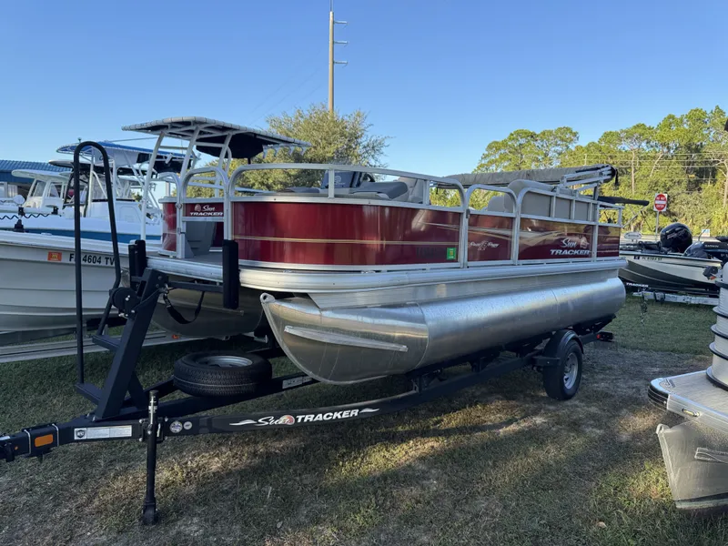 Slide: The Image of Sun Tracker 18 dlx 2024 - 17