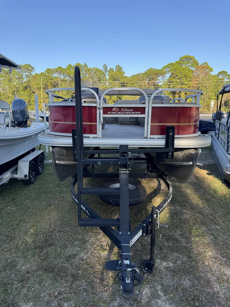 Slide: The Image of Sun Tracker 18 dlx 2024 - 18