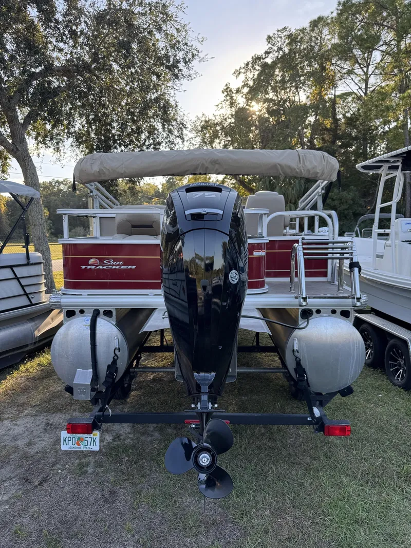 Slide: The Image of Sun Tracker 18 dlx 2024 - 20