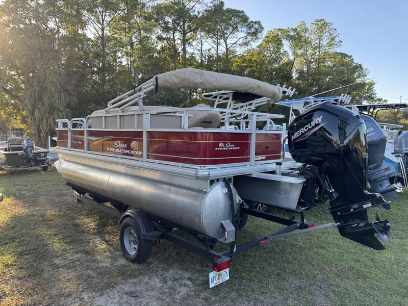 Slide: The Image of Sun Tracker 18 dlx 2024 - 21