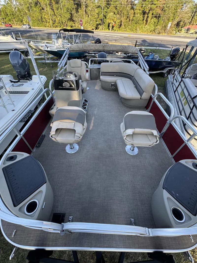 Slide: The Image of Sun Tracker 18 dlx 2024 - 23