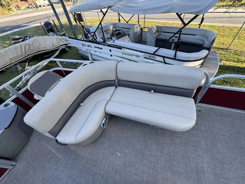 Slide: The Image of Sun Tracker 18 dlx 2024 - 24