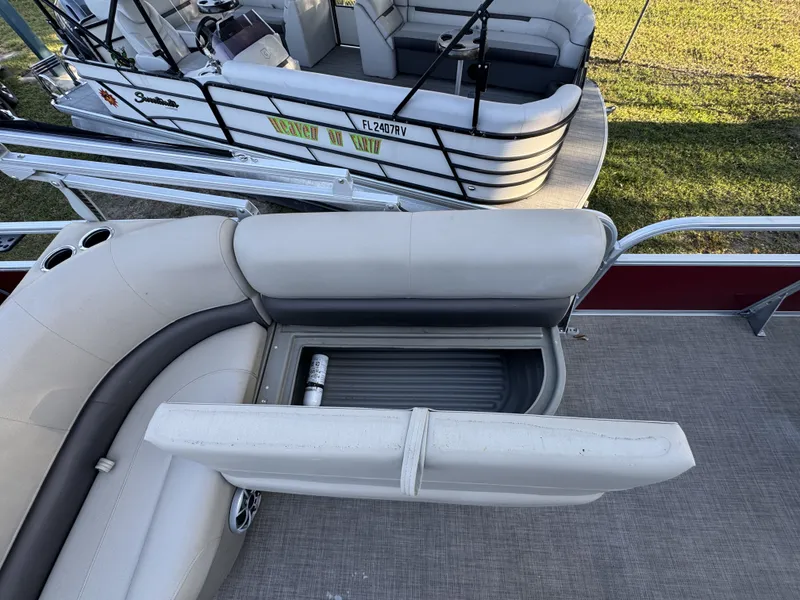 Slide: The Image of Sun Tracker 18 dlx 2024 - 25