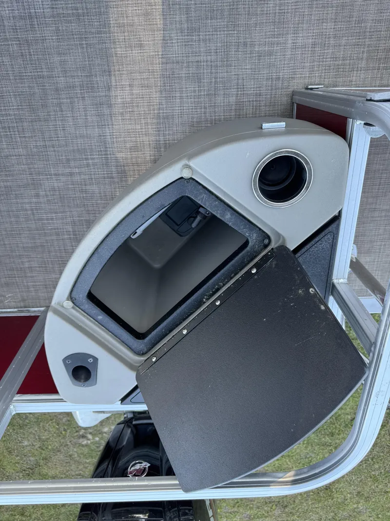 Slide: The Image of Sun Tracker 18 dlx 2024 - 26