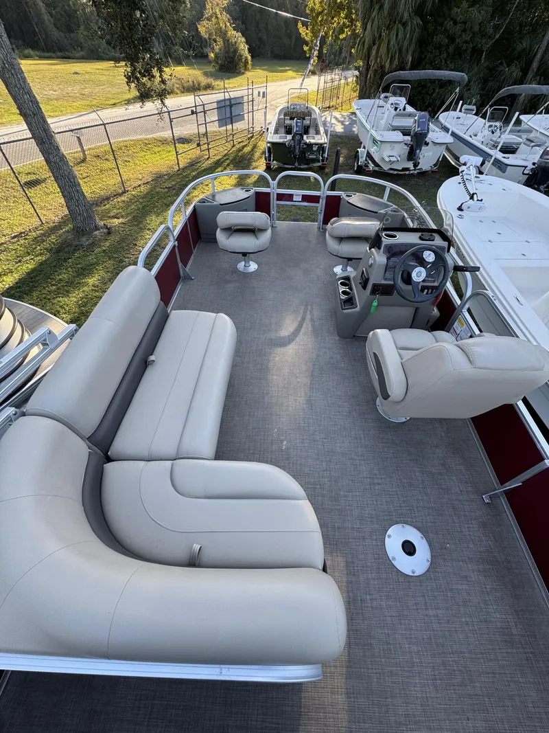 Slide: The Image of Sun Tracker 18 dlx 2024 - 27