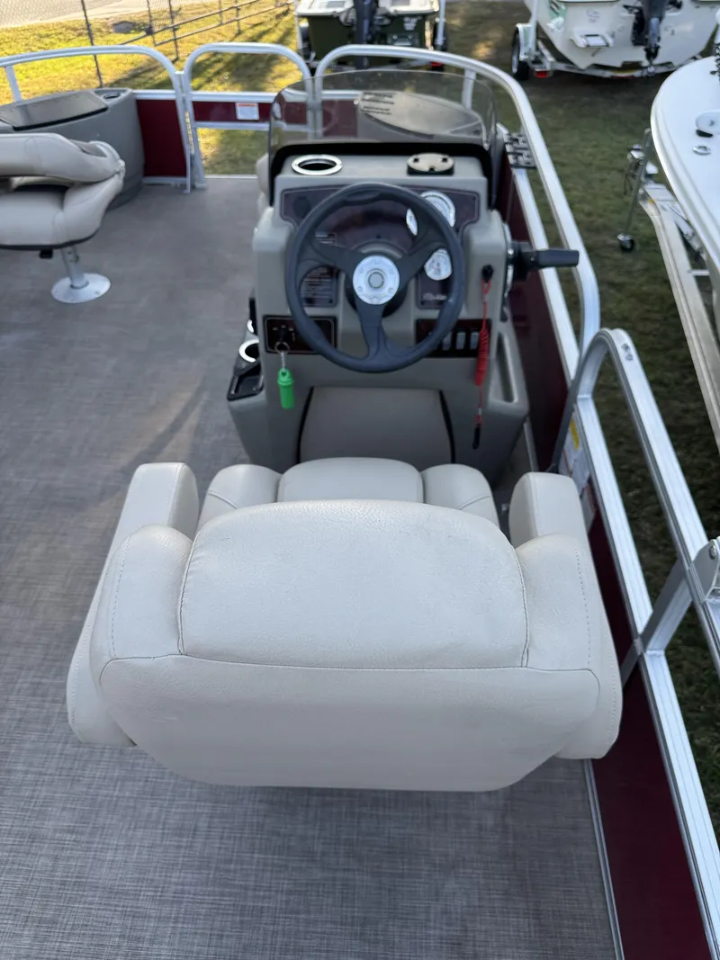 Slide: The Image of Sun Tracker 18 dlx 2024 - 28