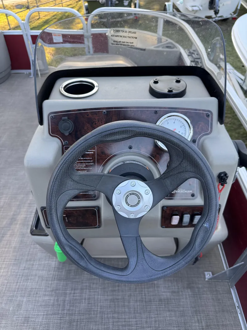 Slide: The Image of Sun Tracker 18 dlx 2024 - 29