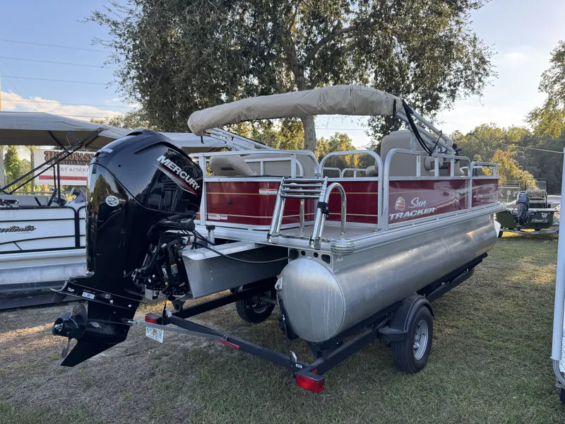 Slide: The Image of Sun Tracker 18 dlx 2024 - 3