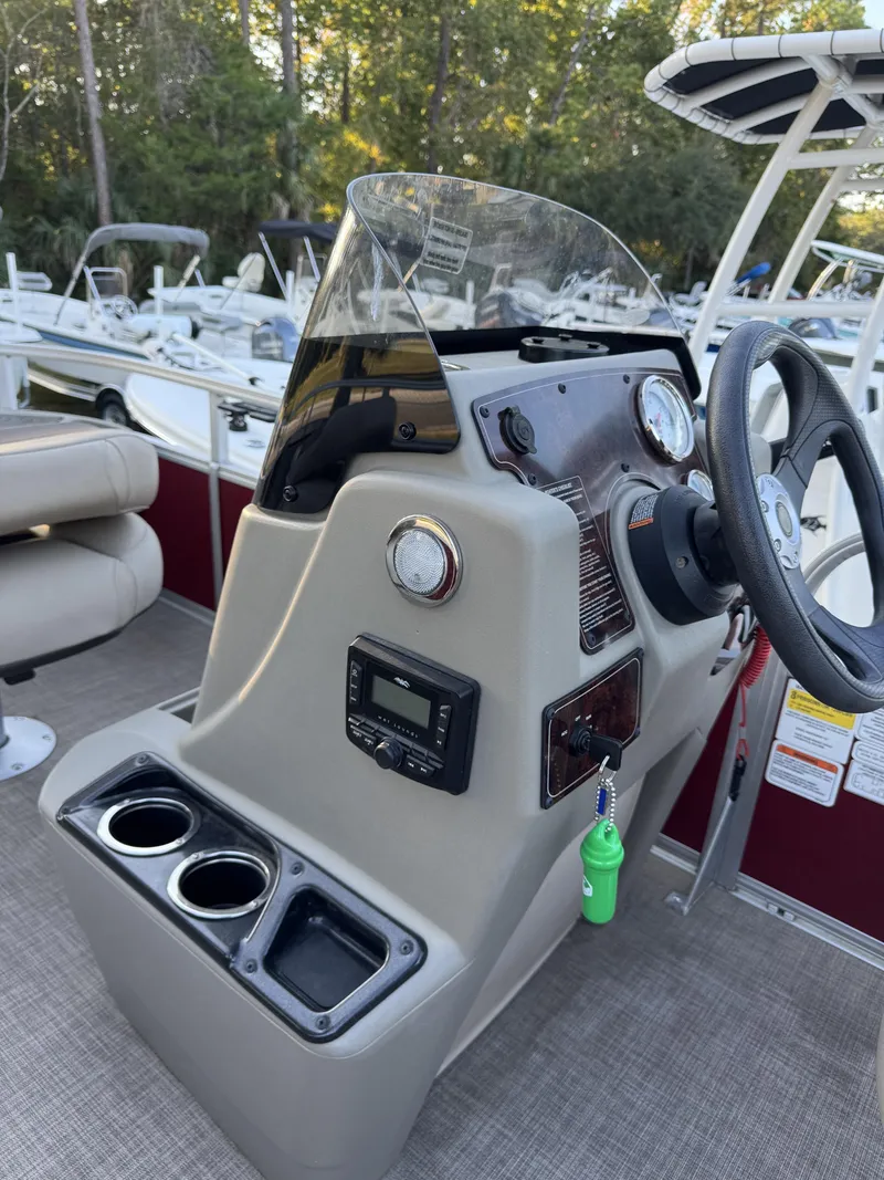 Slide: The Image of Sun Tracker 18 dlx 2024 - 30