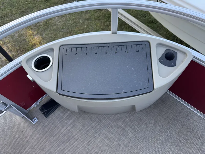 Slide: The Image of Sun Tracker 18 dlx 2024 - 31