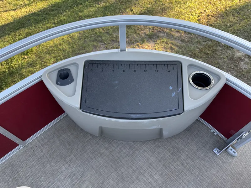 Slide: The Image of Sun Tracker 18 dlx 2024 - 32