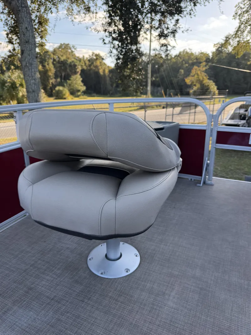 Slide: The Image of Sun Tracker 18 dlx 2024 - 33