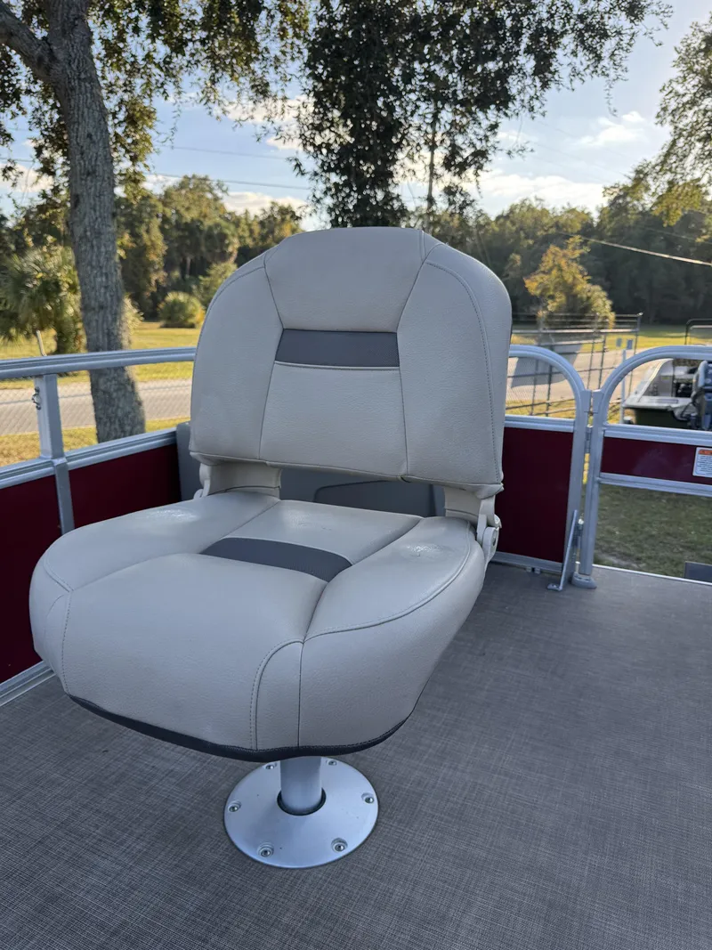 Slide: The Image of Sun Tracker 18 dlx 2024 - 34