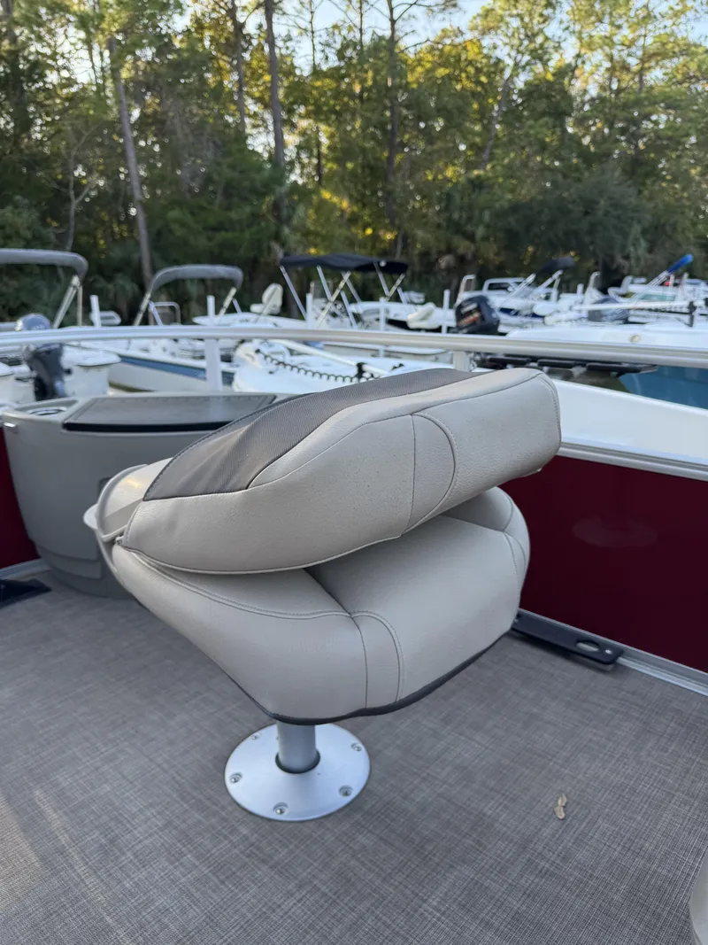 Slide: The Image of Sun Tracker 18 dlx 2024 - 35