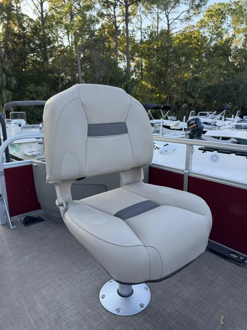 Slide: The Image of Sun Tracker 18 dlx 2024 - 36