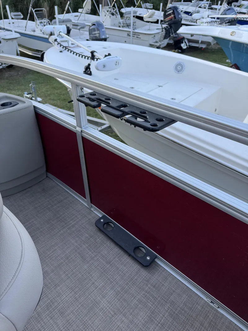 Slide: The Image of Sun Tracker 18 dlx 2024 - 37