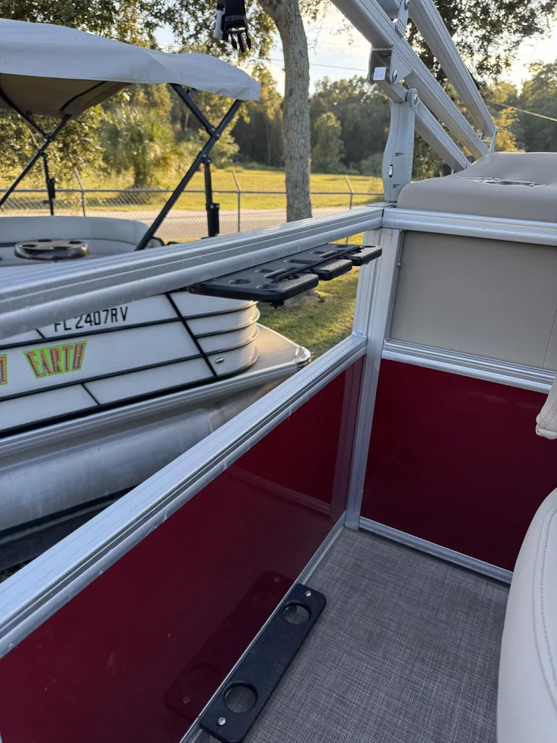 Slide: The Image of Sun Tracker 18 dlx 2024 - 38