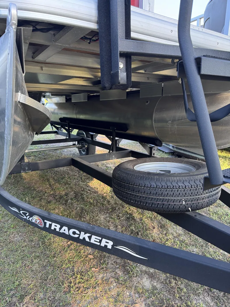 Slide: The Image of Sun Tracker 18 dlx 2024 - 39