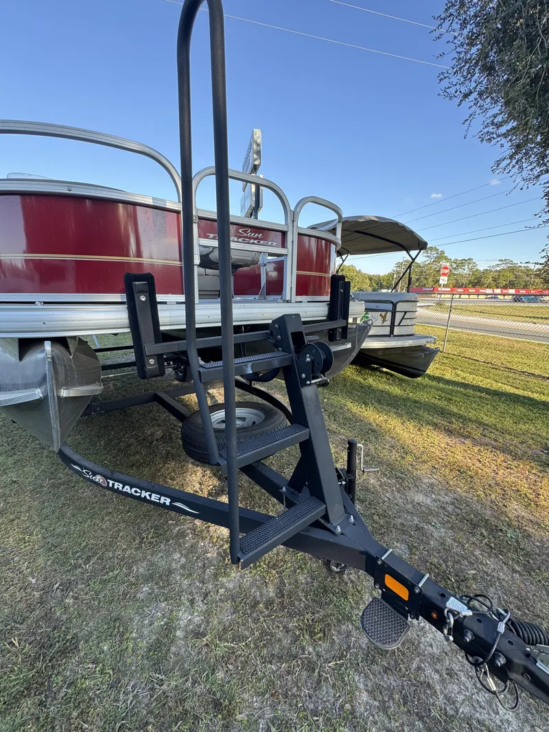 Slide: The Image of Sun Tracker 18 dlx 2024 - 4