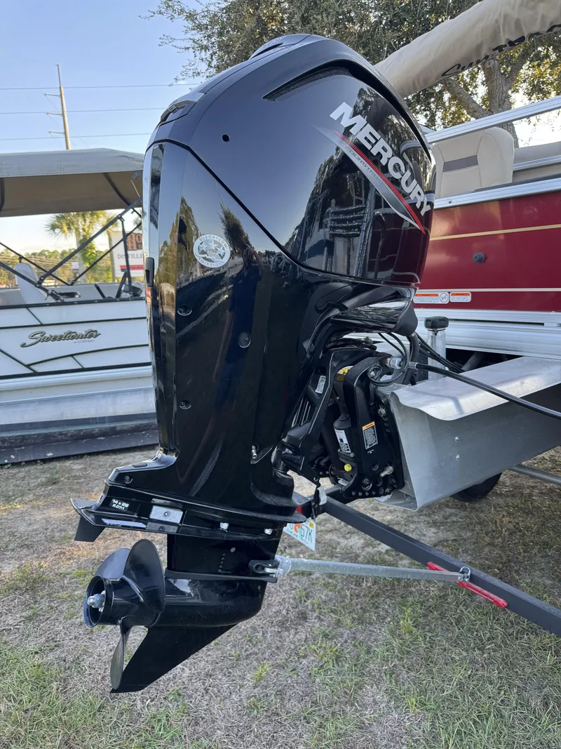 Slide: The Image of Sun Tracker 18 dlx 2024 - 40