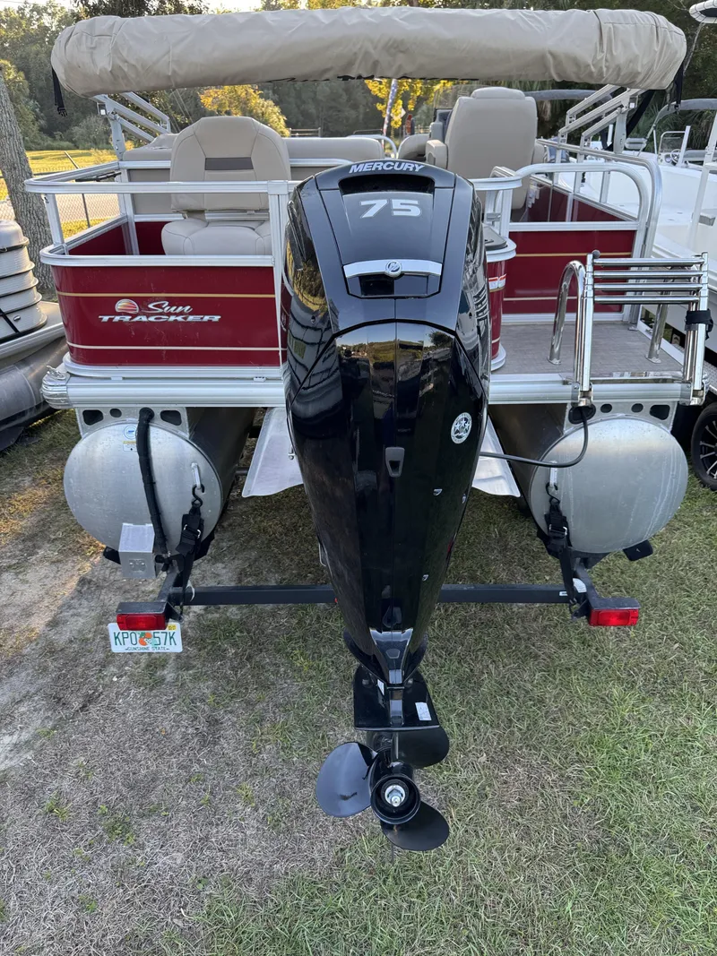 Slide: The Image of Sun Tracker 18 dlx 2024 - 41