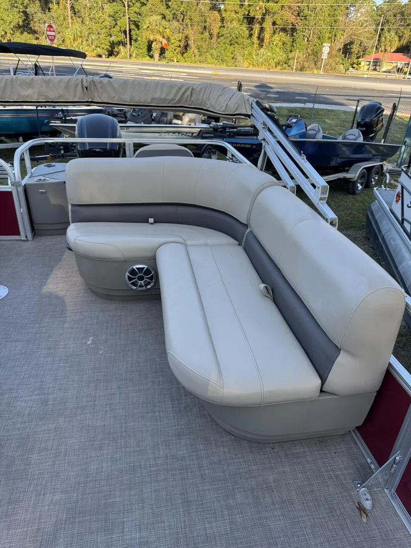 Slide: The Image of Sun Tracker 18 dlx 2024 - 5