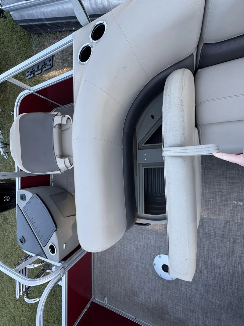 Slide: The Image of Sun Tracker 18 dlx 2024 - 6