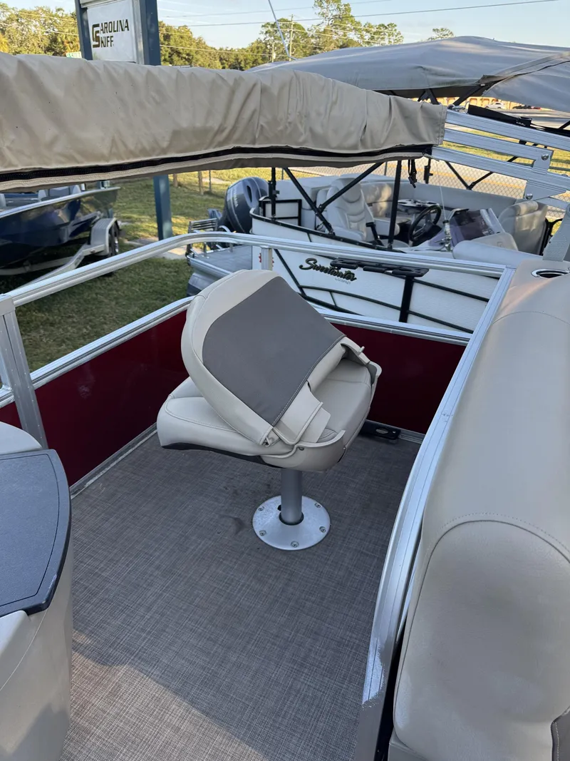 Slide: The Image of Sun Tracker 18 dlx 2024 - 7