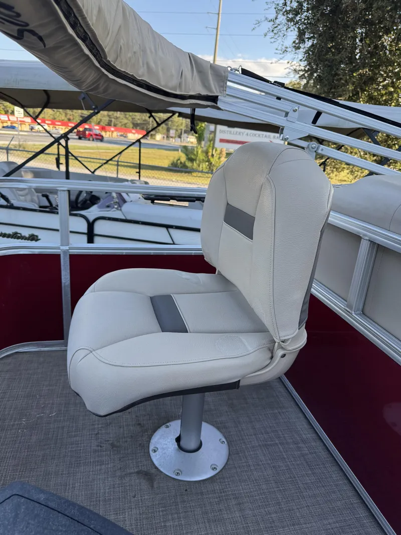 Slide: The Image of Sun Tracker 18 dlx 2024 - 8