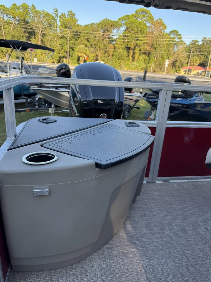 Slide: The Image of Sun Tracker 18 dlx 2024 - 9